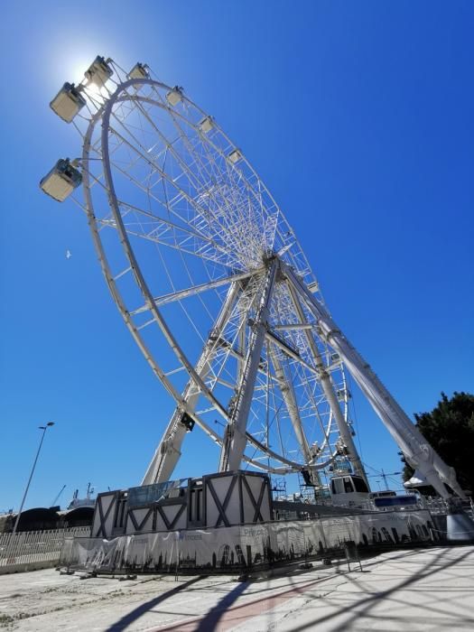 Uno de los 'iconos' modernos del Centro de Málaga, la noria del puerto, ha comenzado a ser desmontado, concretamente por sus cabinas