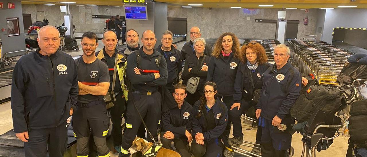 O'Ferrall, al fondo con barba, ayer de vuelta a España con el equipo de voluntarios.