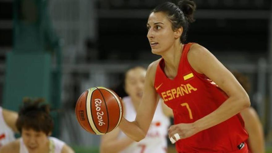 Alba Torrens conduce el balón en el partido de ayer ante China.