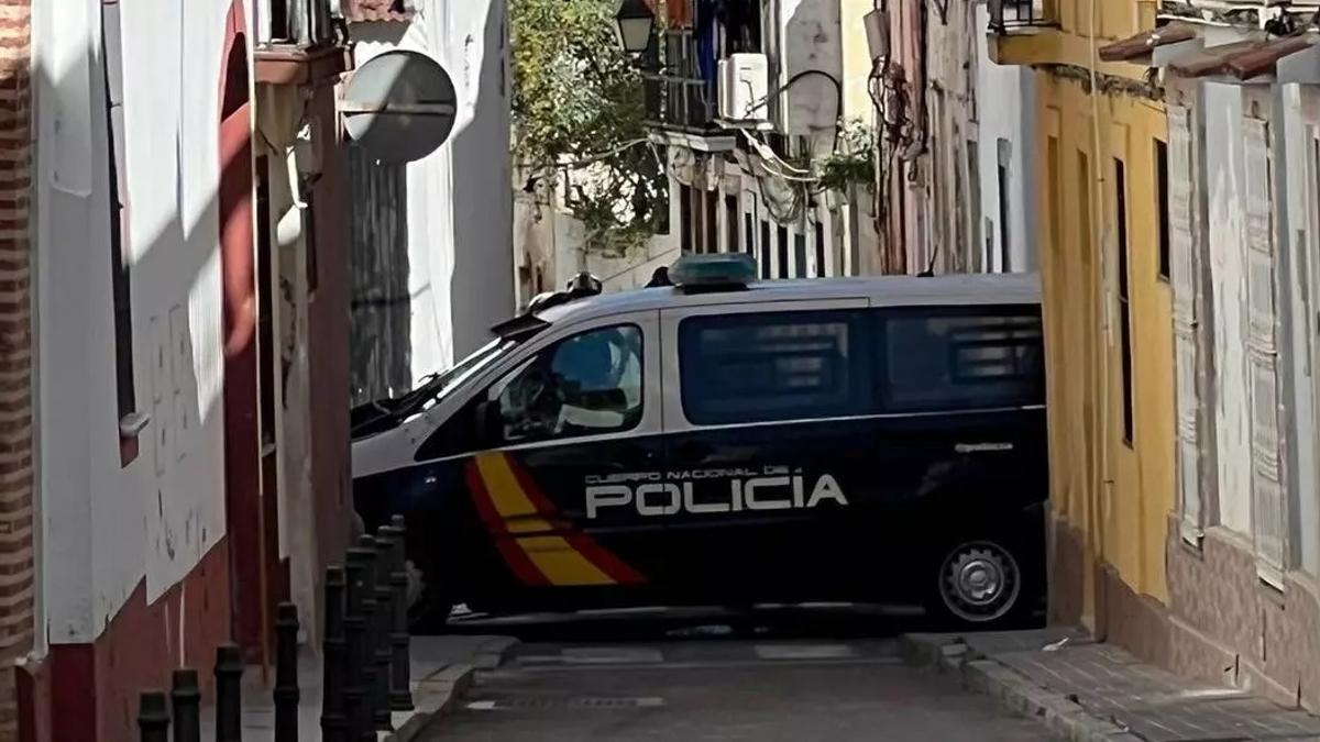 Un furgón de la Policía Nacional durante una operación antidroga en el Casco Antiguo de Badajoz.