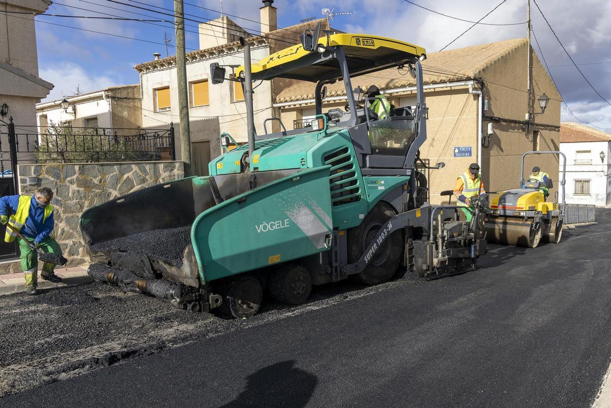 Asfaltado de la calle Colegio en la pedanía caravaqueña de Singla