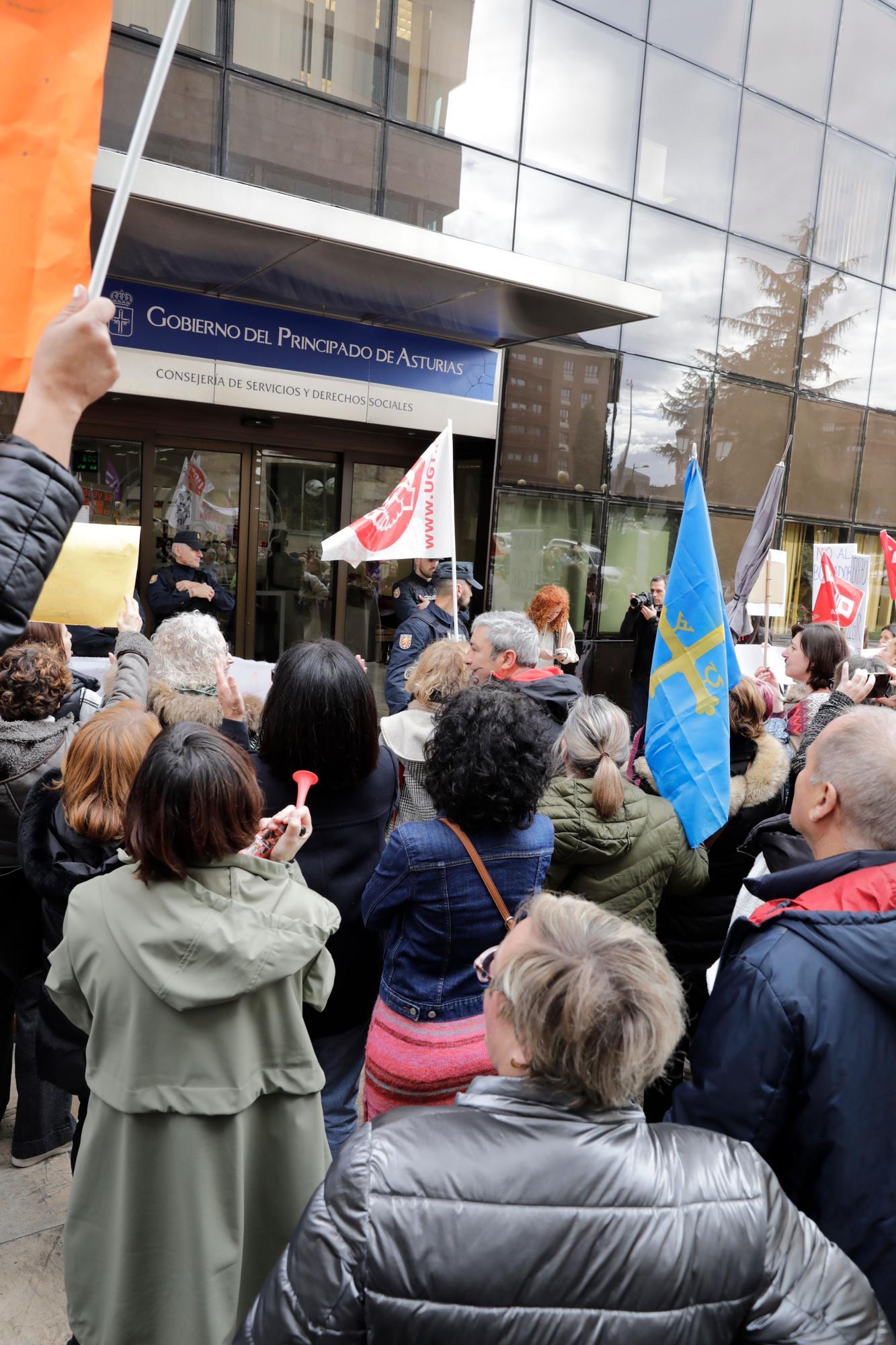 En imágenes: Multitudinaria protesta de los trabajadores del ERA: "Nuestras vacaciones no son un trueque electoral"