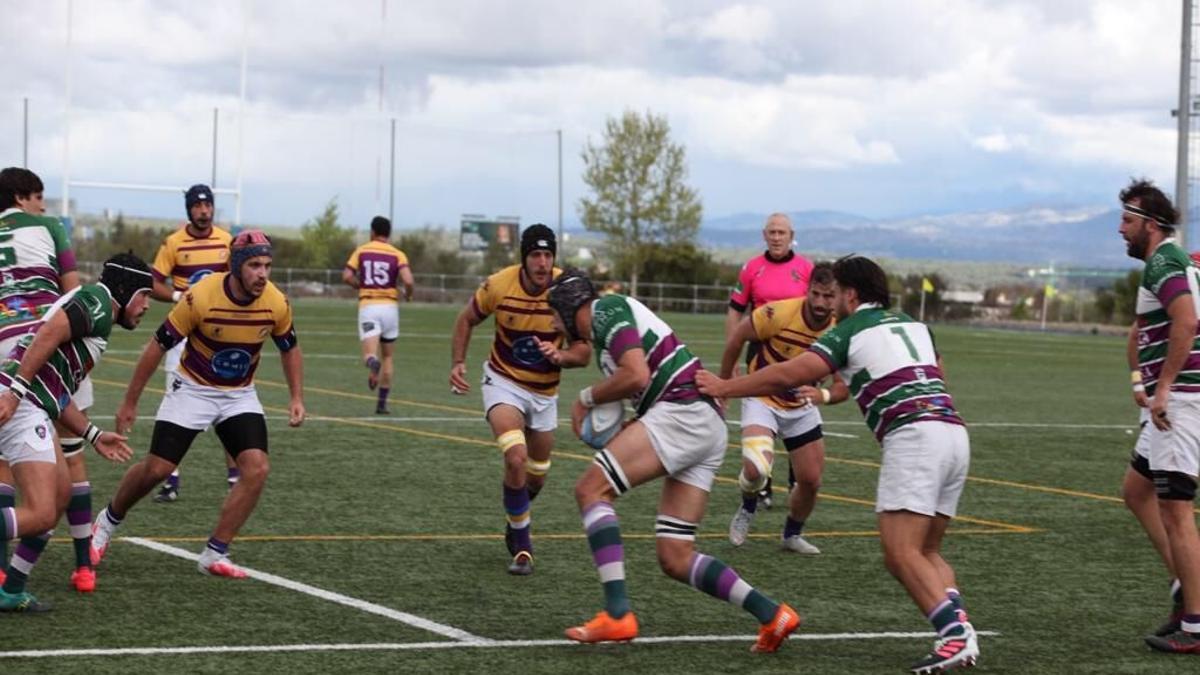 Un momento del partido entre el Club de Rugby Málaga y el Unión Rugby Pozuelo.