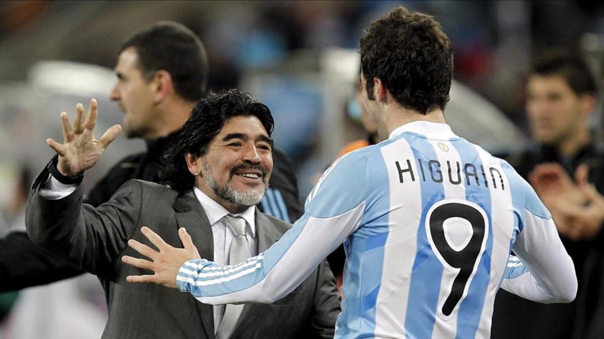 Maradona criticó el control de balón de Higuaín.