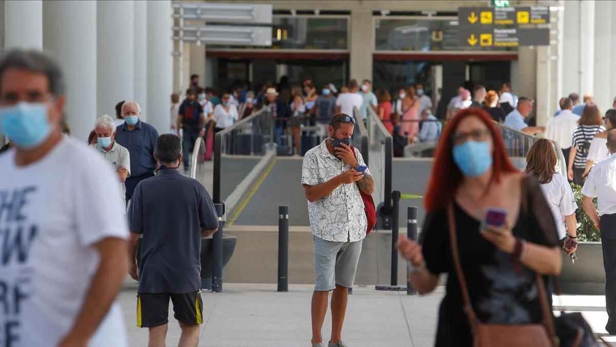 Pasajeros llegan al aeropuerto de Palma de Mallorca el 2 de julio del 2020, en plena pandemia por covid-19