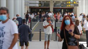 zentauroepp53968039 passengers arrive to palma de mallorca airport  amid the cor200708220320