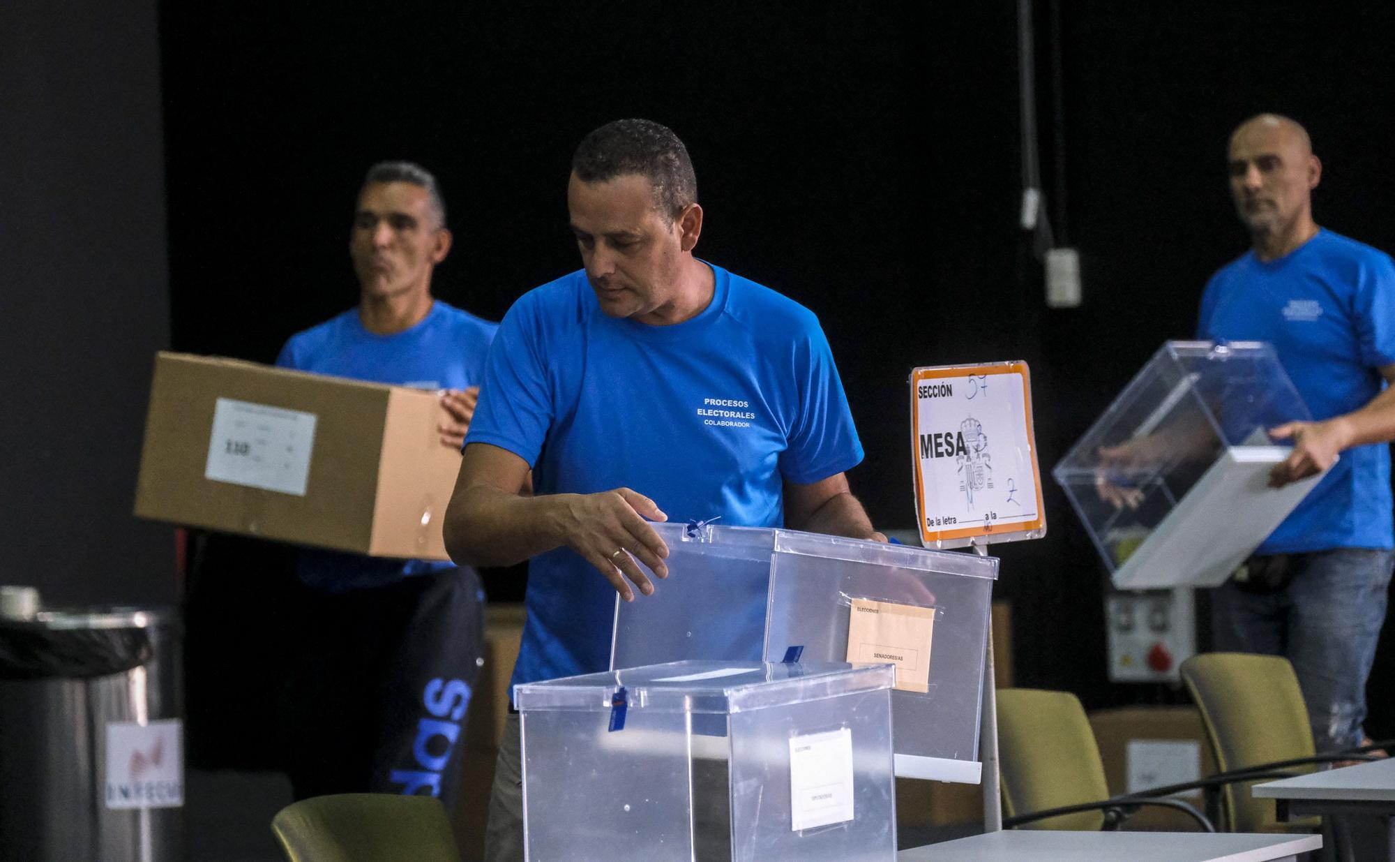 Reparto de las últimas urnas para las elecciones generales en Canarias