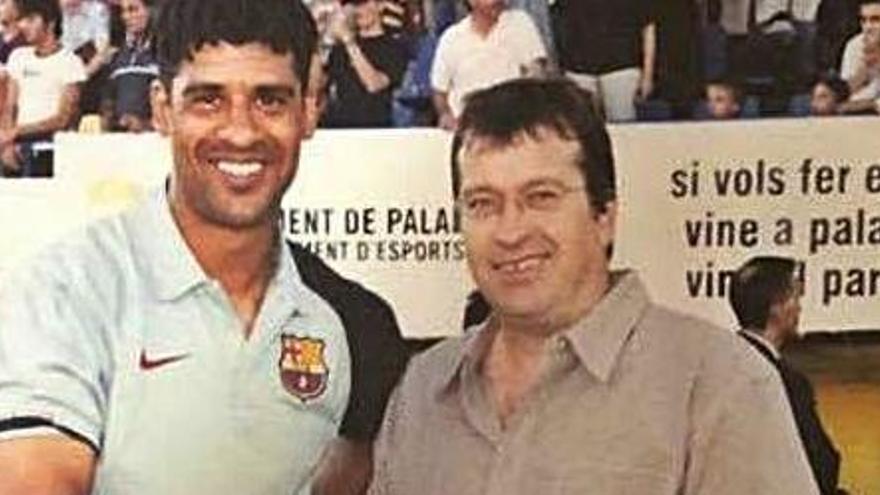 L&#039;extènic del Palamós Juli Torrent, amb Rijkaard i Messi al fons en el Palamós-Barça del 2004.