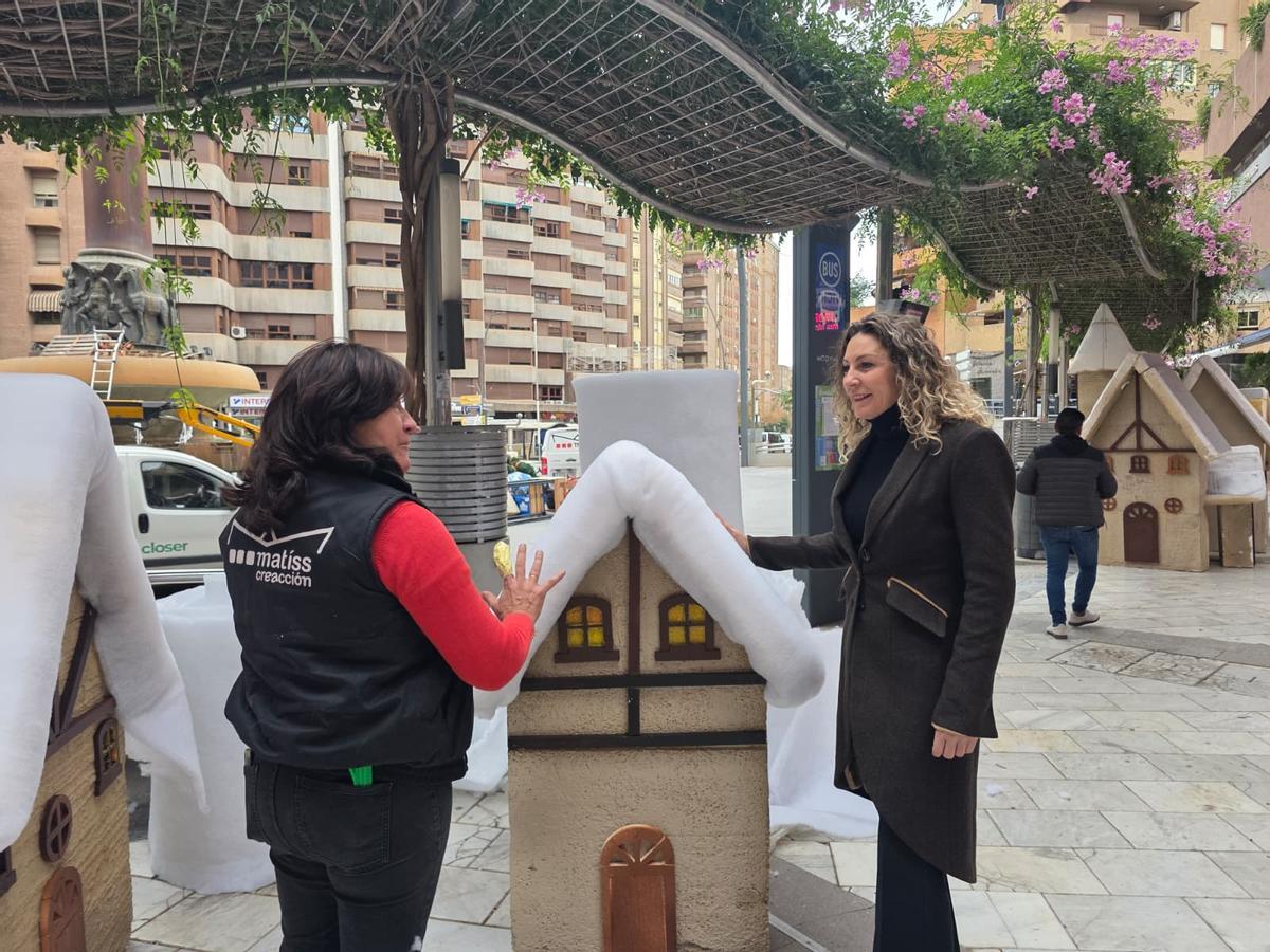 La edil de Festejos (d.) supervisaba este lunes la instalación.