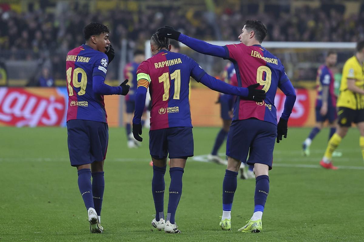 Los tres delanteros del Barça acaban de celebrar un gol al Borussia Dortmund.