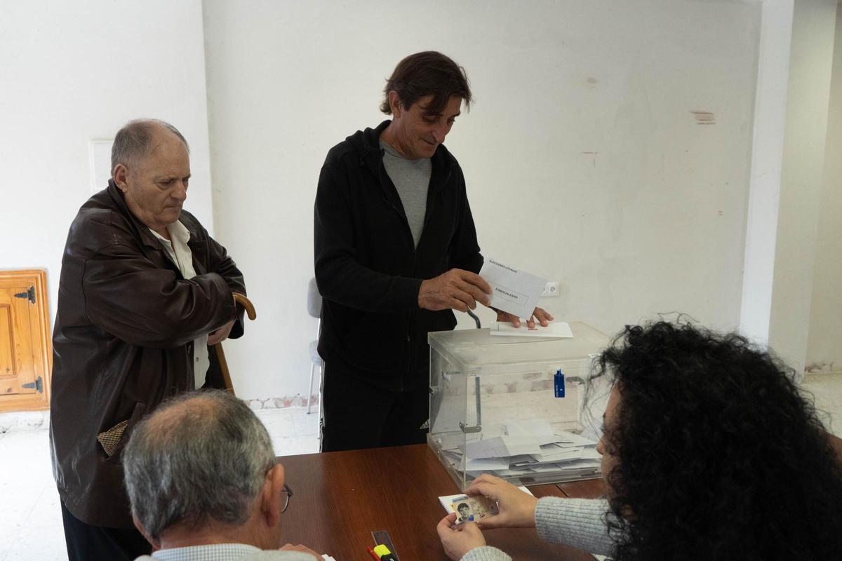 El alcalde de Moraleja de Sayago, Ángel Villamor, votando