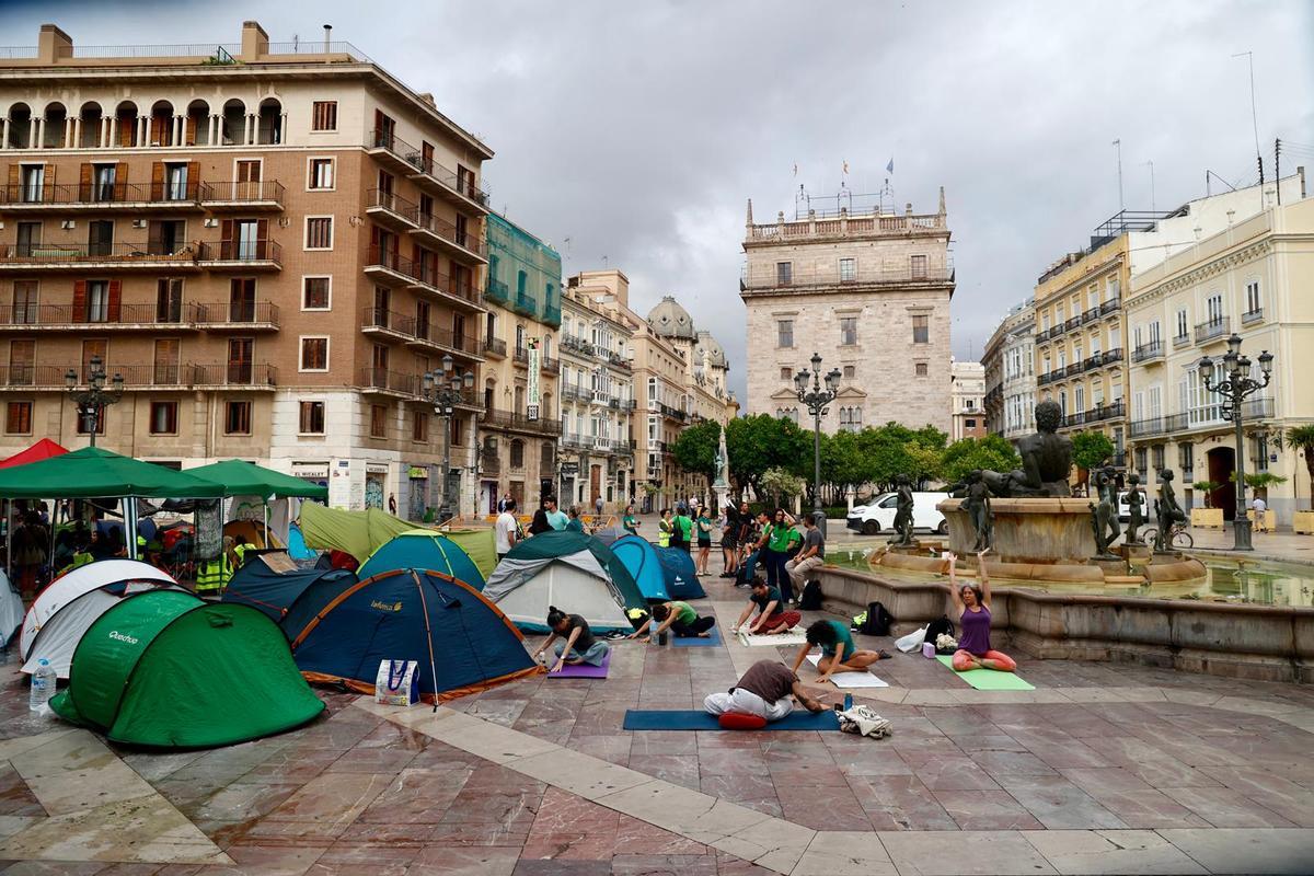 Segundo día de acampada educativa en València: llega la hora de montar el Corpus y acuden furgones de la policía a la plaza de la Virgen