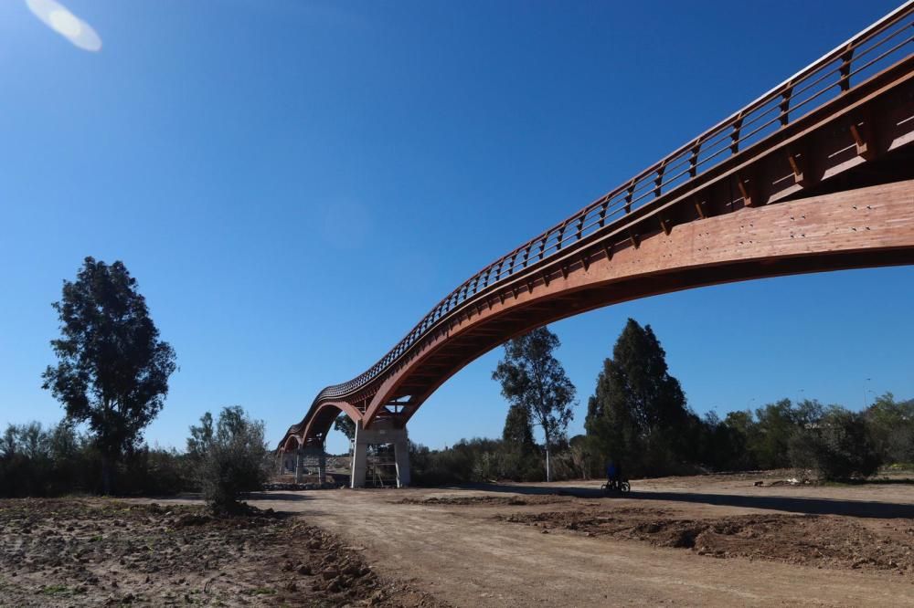 Sin fecha oficial para su apertura, la pasarela de madera que conecta la rotonda junto al Estadio de Atletismo y el Martín Carpena con la orilla opuesta del río Guadalhorce ya está instalada.