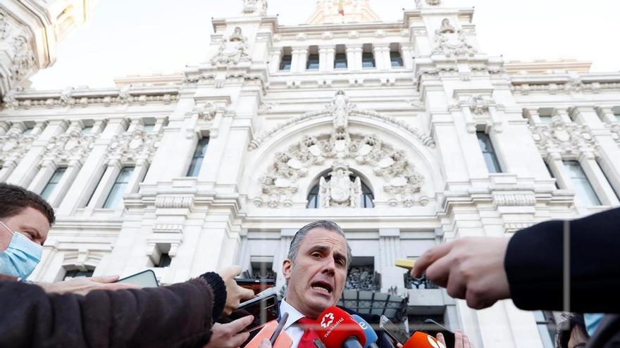 Vox ondea ahora una nueva bandera verde contra Almeida por la tala de árboles en Madrid