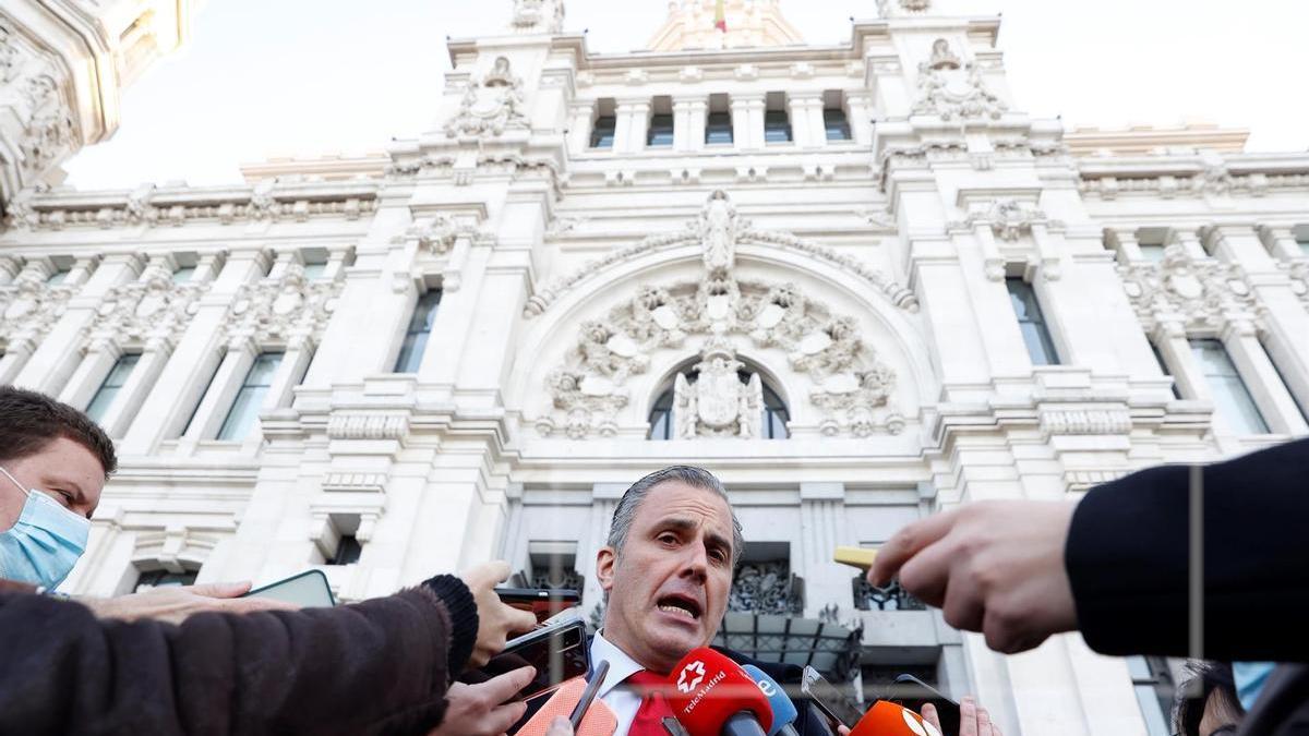 Javier Ortega Smith a la entrada de su reunión de esta mañana con el alcalde José Luis Martínez Almeida.