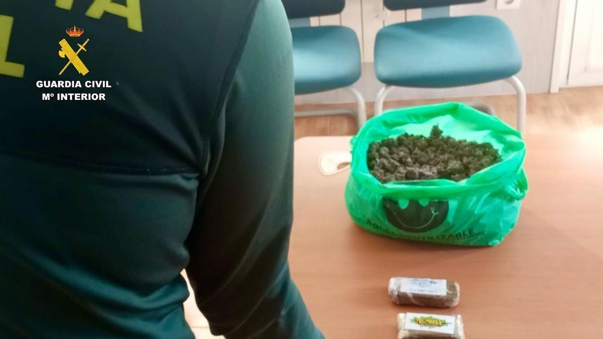 Un efectivo de la Guardia Civil junto con las sustancias incautadas.