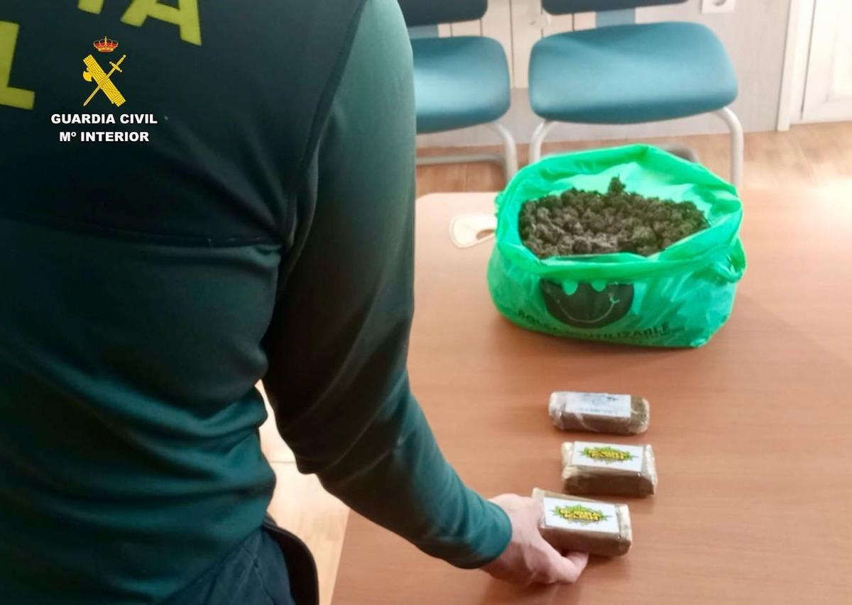 Un efectivo de la Guardia Civil junto con las sustancias incautadas.