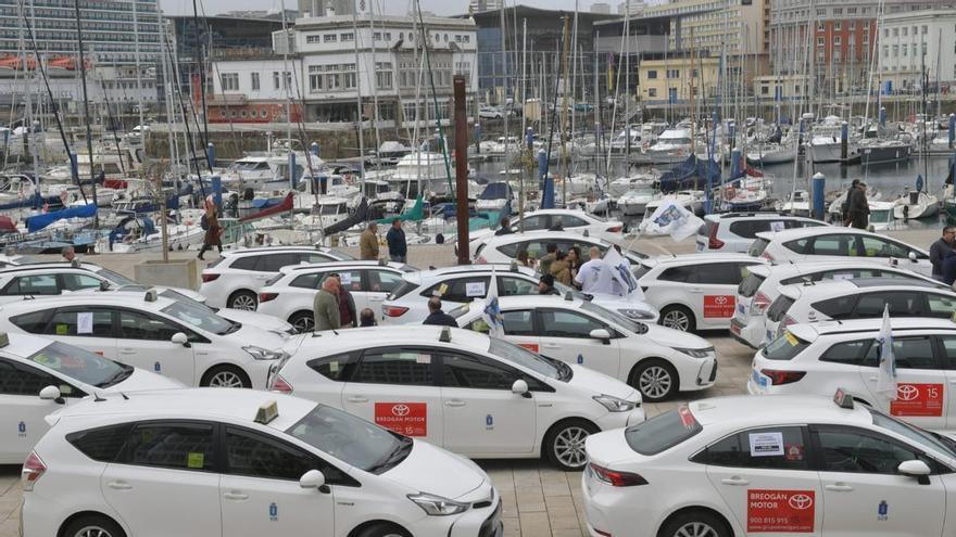 El PP acusa al Ayuntamiento de A Coruña de incumplir la ley en caso de los vehículos tipo Uber y el BNG cuestiona el "interese" de la alcaldesa por legalizarlos