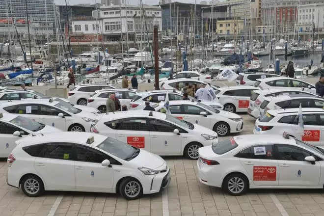 Multitudinaria protesta de taxistas de A Coruña contra los VTC