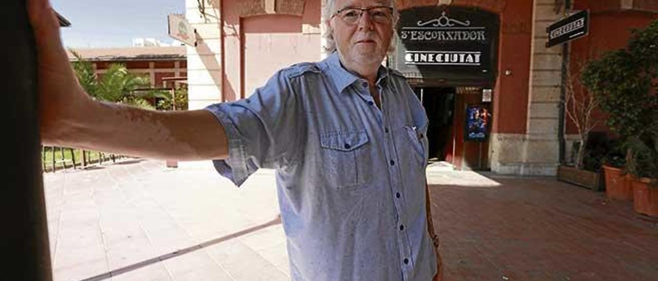 Julián Riutord posa frente a CineCiutat, donde dejó de trabajar el pasado mes de julio.