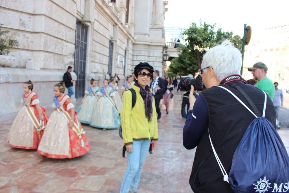 Cuando salen las falleras, cualquier encuadre es bueno para hacerse una foto.