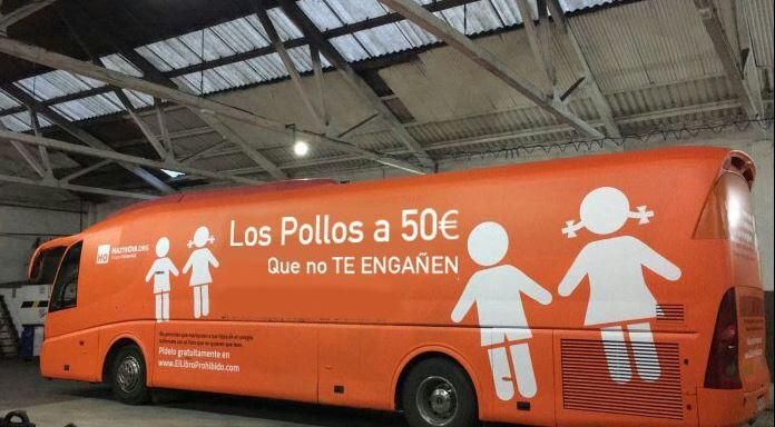 Las críticas al vehículo transfóbico del colectivo ultracatólico corren en forma de humor por las redes sociales.