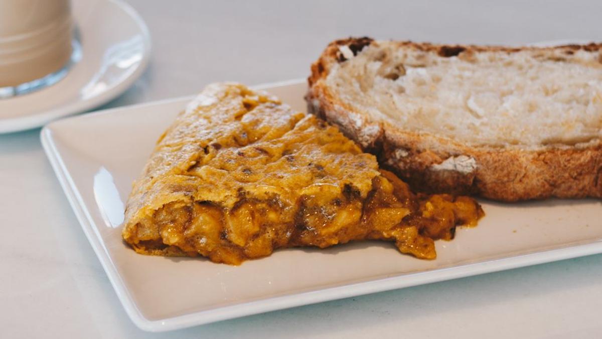 Un pincho de la premiada tortilla de patata del Grupo El Riojano.