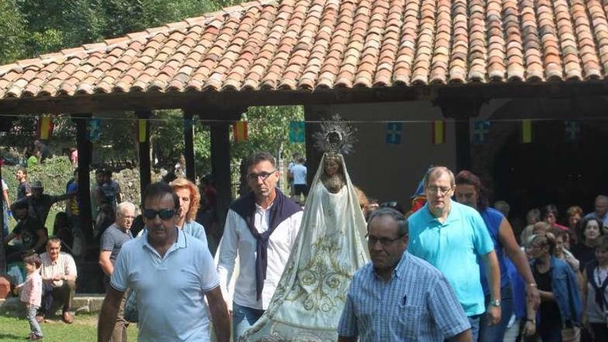 Miravalles festeja a la Virgen con misa, procesión y jira en el prau