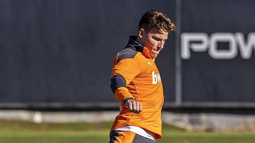 Uros Racic, durante
el entrenamiento
de ayer en Paterna
.  lázaro de la peña/vcf