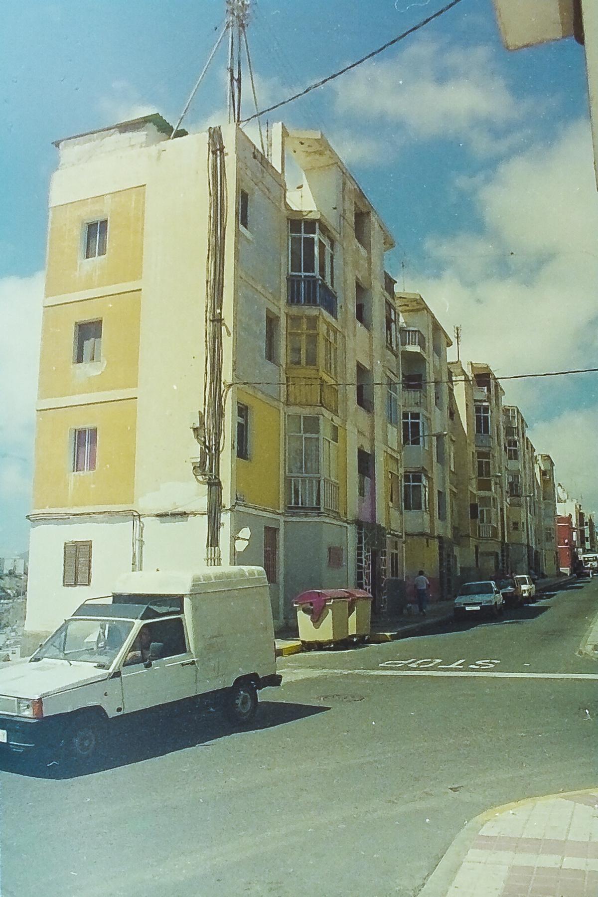 El conjunto de viviendas del Buque de Guerra, en la calle Agustina de Aragón, en 1998.