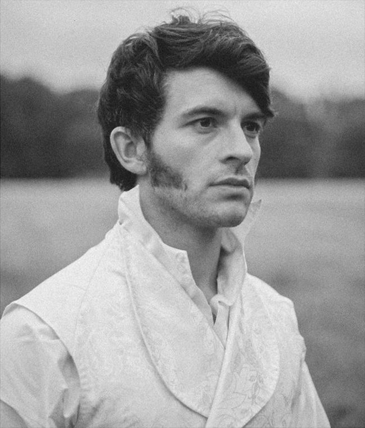Jonathan Bailey como Anthony Bridgerton