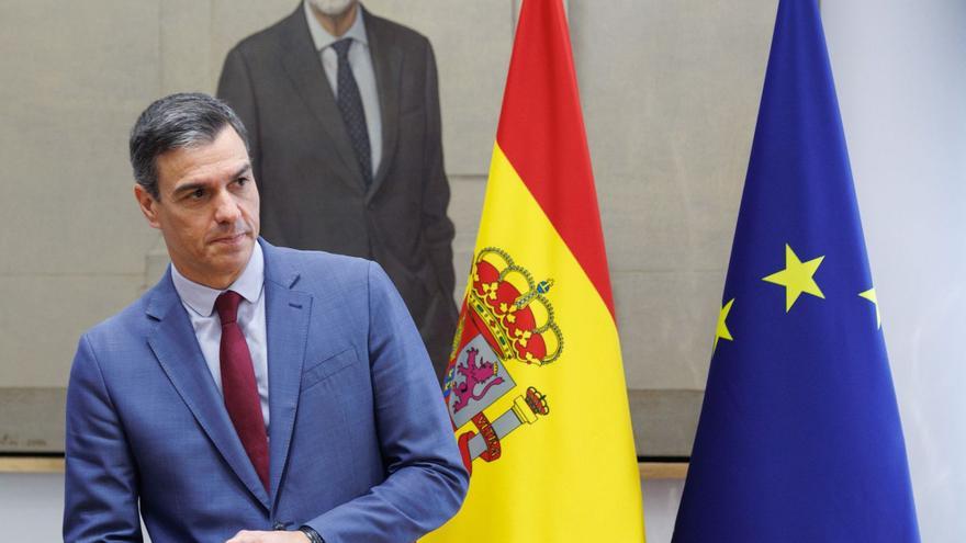 Pedro Sánchez ließ sich am Dienstag – bewusst oder aus Versehen – vor einem Bild des durch ihn abgelösten Mariano Rajoy (PP) fotografieren.   | F.: PARRA