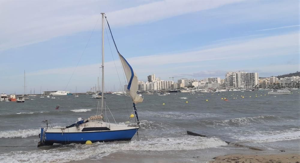 Barcos varados y algunas incidencias más por el temporal en Sant Antoni