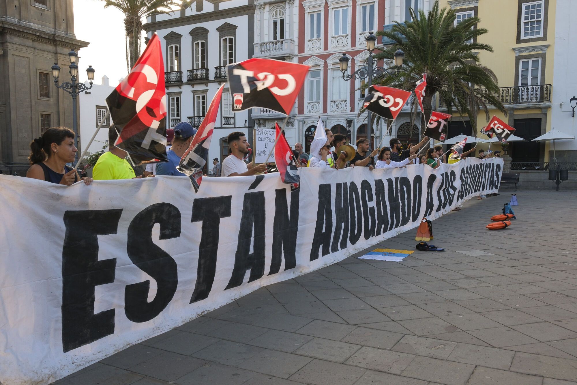 Concentración de socorristas de Las Canteras frente a las Casas Consistoriales