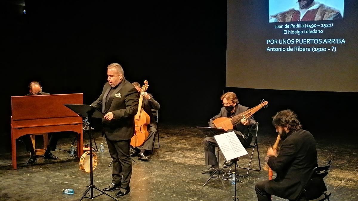 Luis Santana, acompañado por varios músicos, interpreta una de las melodías del concierto