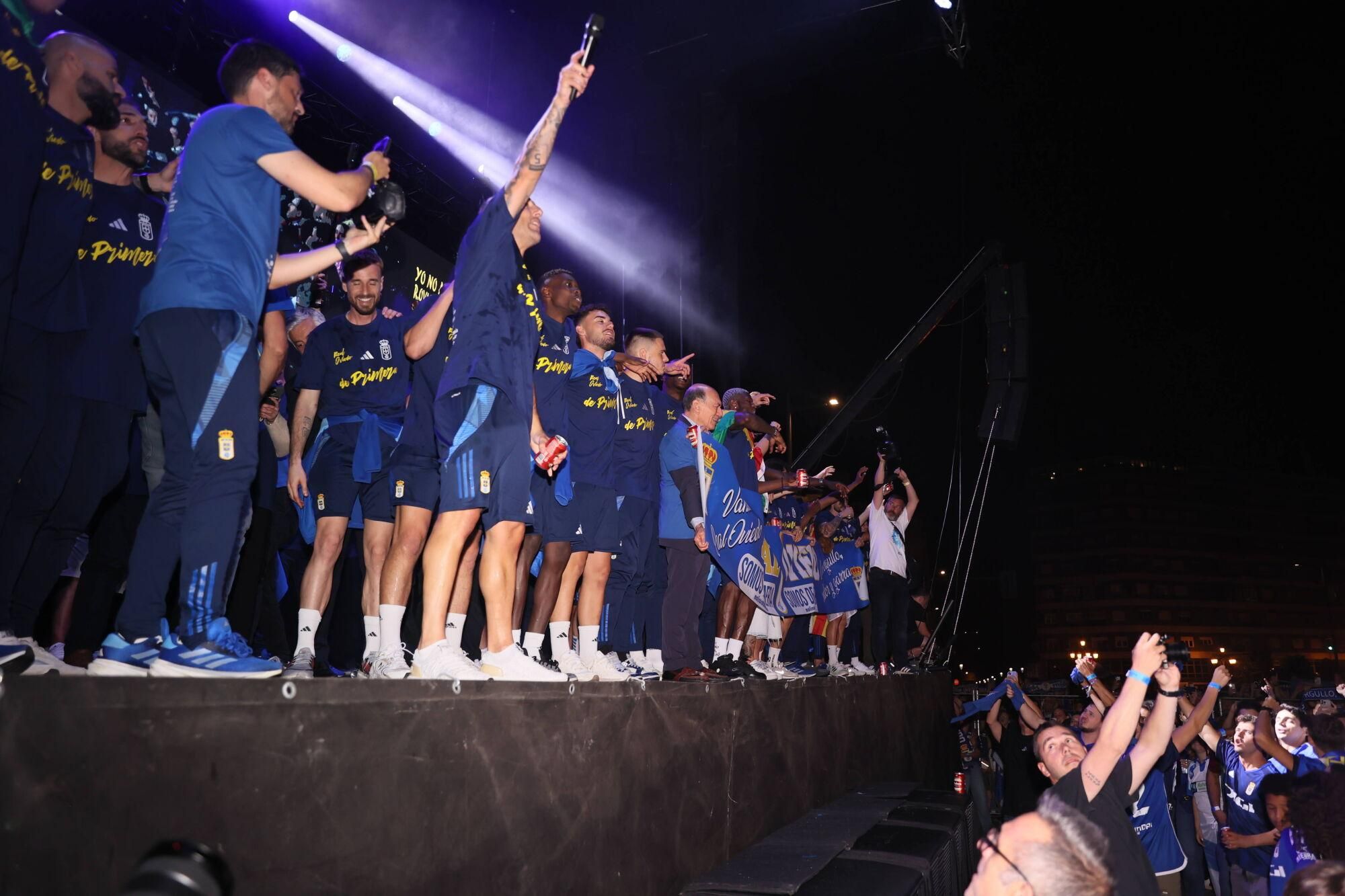 Así se celebró el ascenso del Oviedo a Primera: la afición estalla en una noche histórica