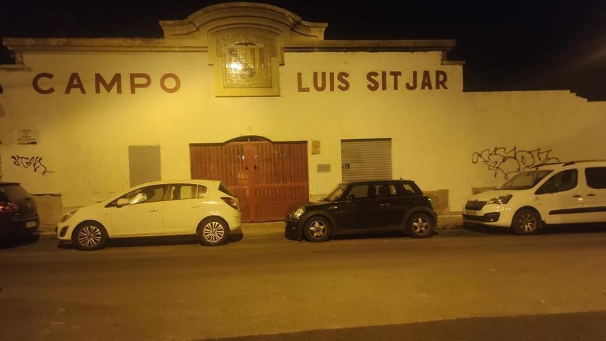 Aparecen grafitis en la renovada puerta del Lluís Sitjar