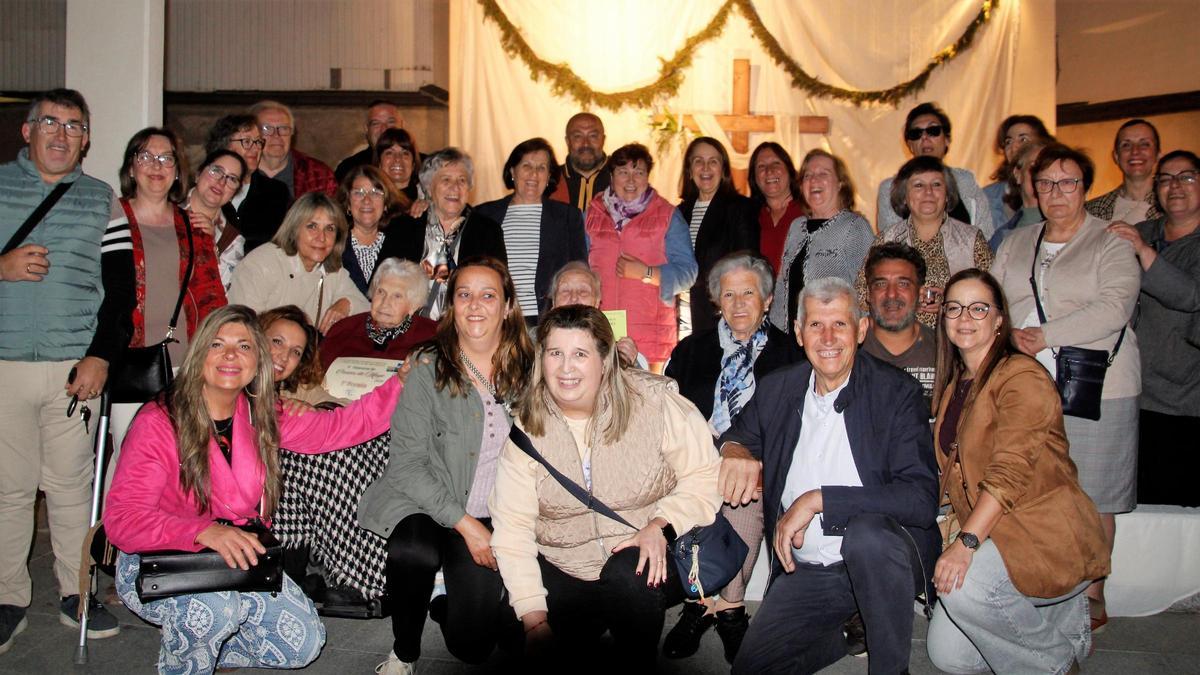 Miembros del jurado con las vecinas de la Cruz ganadora