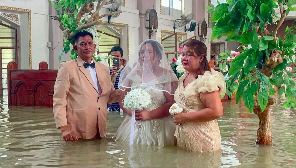 Una pareja filipina se casó el 1 de septiembre en una iglesia católica inundada en aguas de las profundidades de la cadera, mientras las fuertes lluvias han golpeado gran parte del país durante un mes.