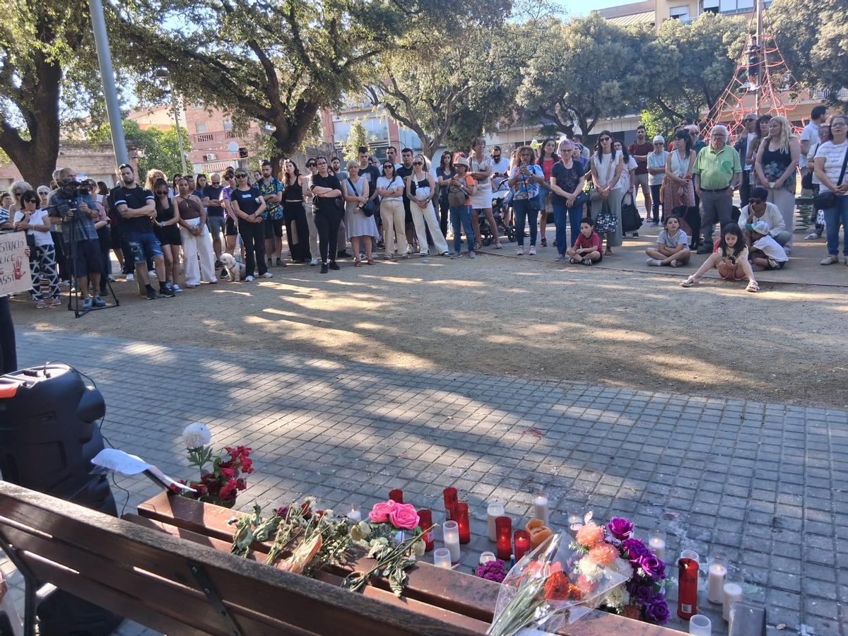 Més d'un centenar de persones han clamat a Figueres contra la violència de gènere