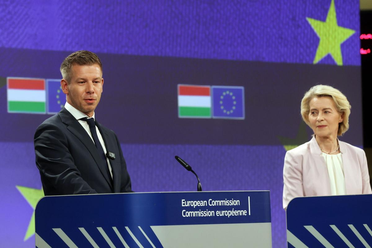 La presidenta de la Comisión Europea, Ursula von der Leyen, junto al primer ministro de Hungría, Peter Magyar.