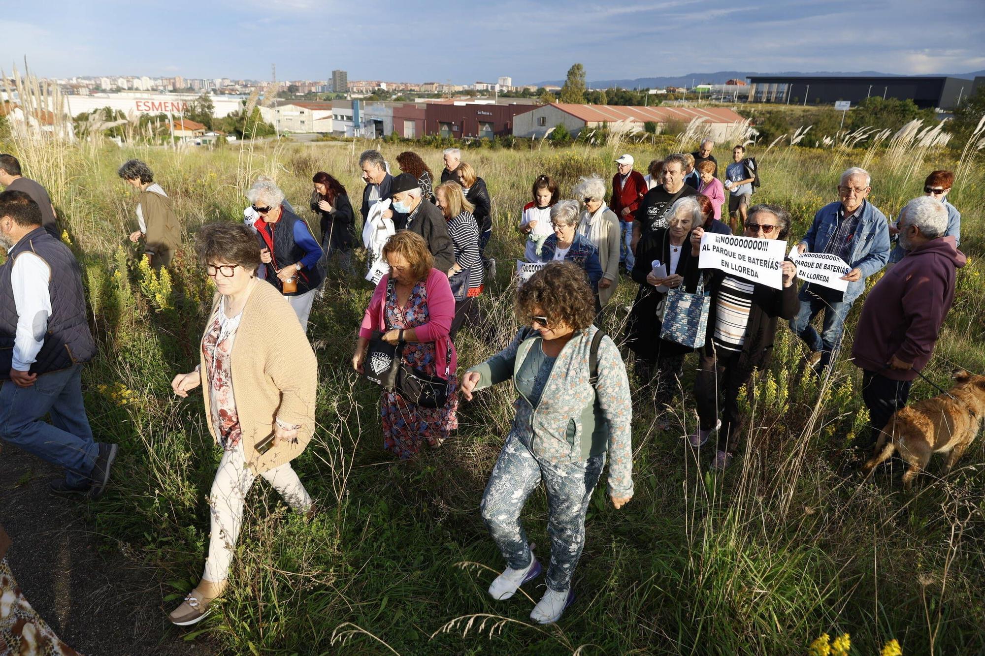 Los vecinos de Tremañes, en pie de guerra contra los parques de baterías (en imágenes)