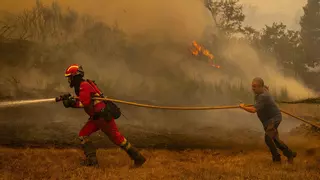 Los incendios mantienen bajo asedio Galicia y Castilla y León: siete heridos graves y 9.500 evacuados