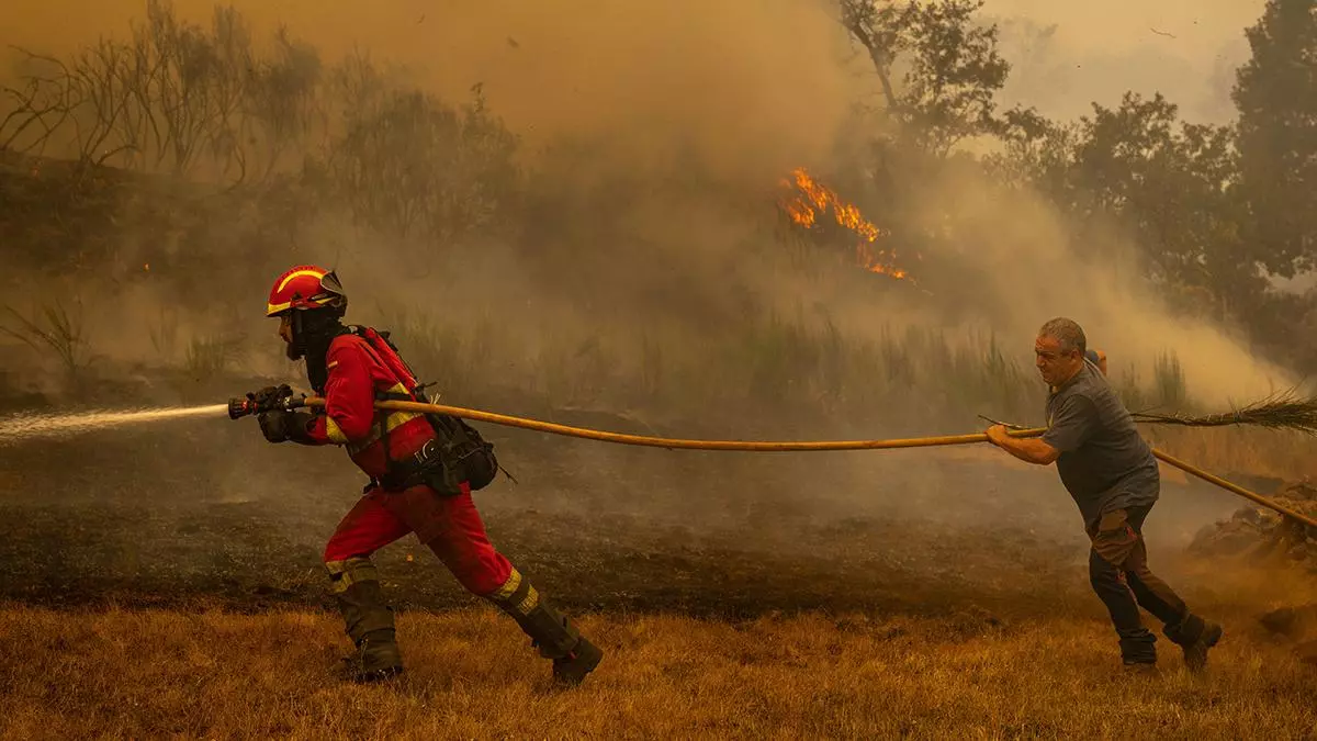 Los incendios mantienen en jaque Ourense y Zamora: siete heridos graves y 8.000 evacuados