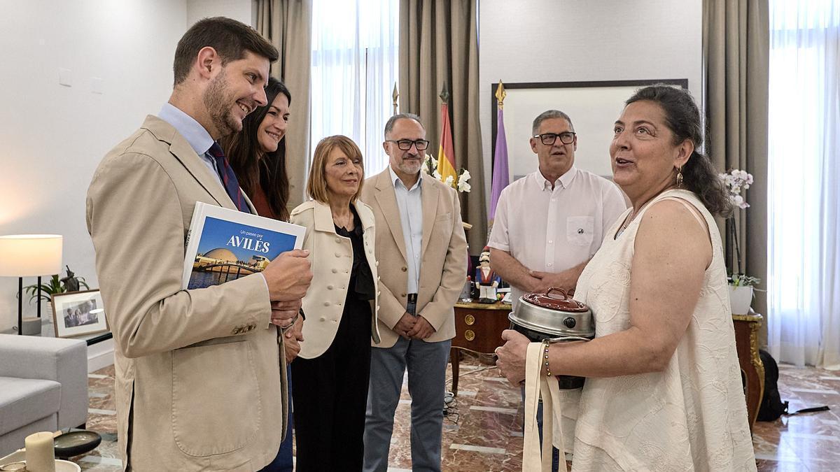 Recibimiento a los miembros del establecimiento "La Cantina de Villalegre" en el Ayuntamiento de Gandia