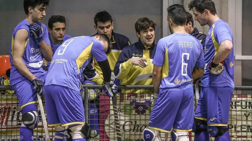 David Miranda da instrucciones a sus jugadores en un encuentro de esta temporada.