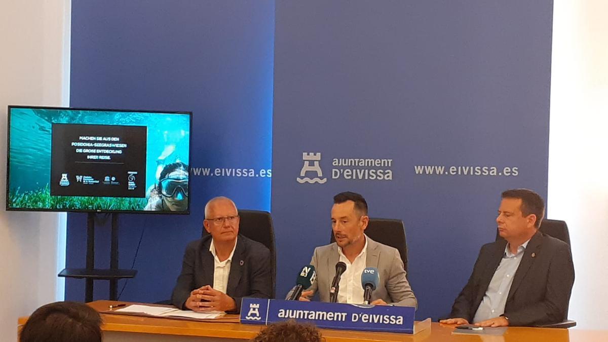 Los alcaldes de Dénia, Ibiza y Cambrils, ayer, al presentar el proyecto &quot;Viu la Posidònia&quot;
