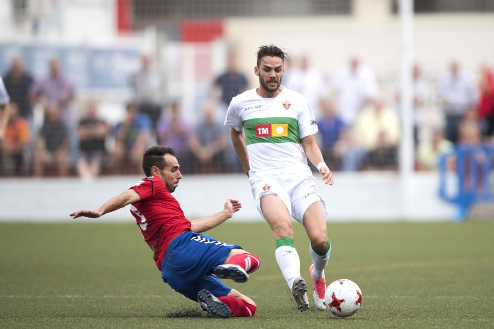 Un gol de Edu Albacar permite al Elche empatar en Sagunto en un partido con mucho músculo y poco fútbol.