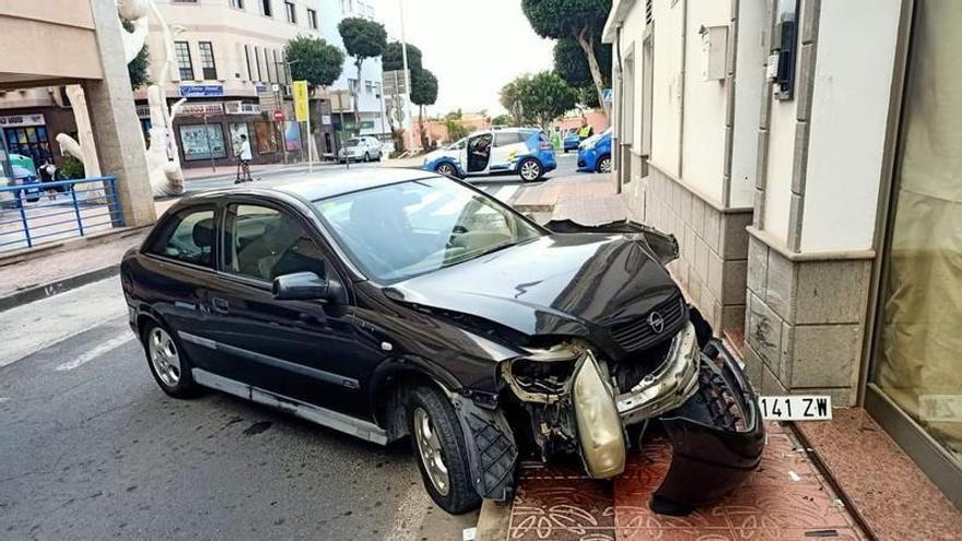 Un conductor choca contra una casa en Vecindario y huye del lugar