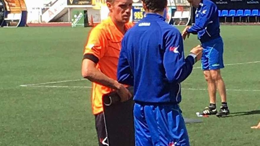 Prieto conversa con el preparador físico del Caudal, Diego García.